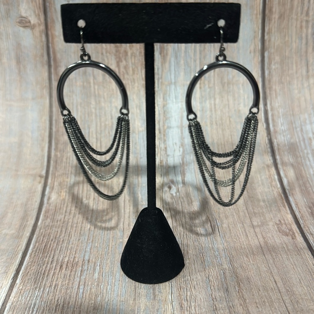 Preowned Black and Silver 2” Dangle Earrings Item #PHK113